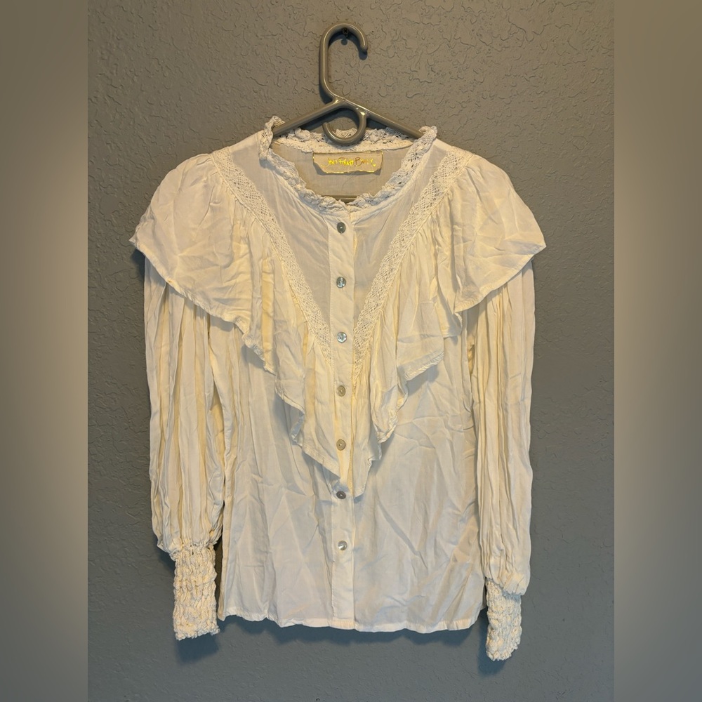 Jen’s Pirate Booty Free People white top with lace detail - small